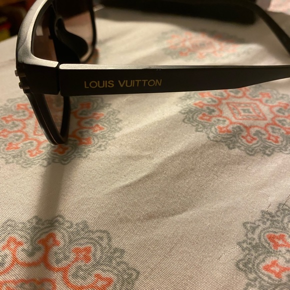 Louis Vuitton Sunglasses like new - Picture 4 of 11